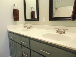 Q4 Professionally decorated upstairs beautiful soothing colors close to back pool - Saint Simons Island - 6