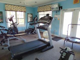 Q4 Professionally decorated upstairs beautiful soothing colors close to back pool - Saint Simons Island - 1