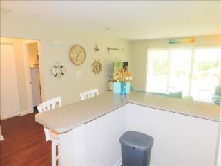 T15 downstairs beachy quiet King bed - 6