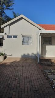 Refresh Cottage near OR Tambo Airport & Greenstone - 4