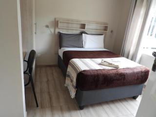 2 bedroomed apartment with en-suite and kitchenette - 2064 - Harare - 0