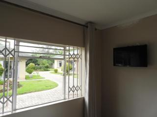 2 bedroomed apartment with en-suite and kitchenette - 2064 - Harare - 9