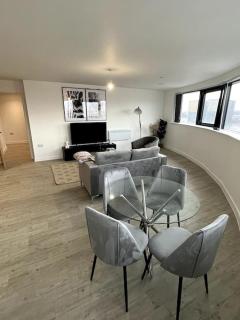 Luxurious City View Apartment in Salford - 9