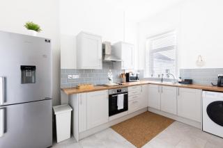 Judah Suite I Stylish 1BR Apartment I Sleeps 3 I Near Gavin and Stacey House I Barry High Street I Barry Train Station I Barry Island I WiFi I Parking and Easy Cardiff Access - 2