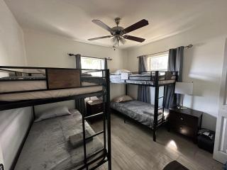 Bekahouse Hostel with parking, backyard and laundry - Miami - 5
