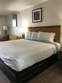 Cedar Creek Inn - Bertram - 8