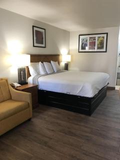 Cedar Creek Inn - Bertram - 9