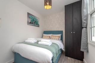 The Honeycomb Residence by Fortuna Property - Cheltenham - 2