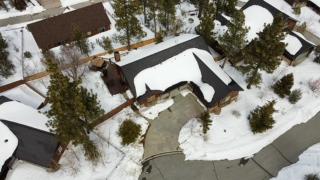 CUSTOM SINGLE STORY CABIN WITH JACUZZI POOL TABLE & BIG GAME ROOM WITH ARCADE games - 8