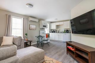 Plush 1 bed APT near Five Points! Bring your pets! - 0