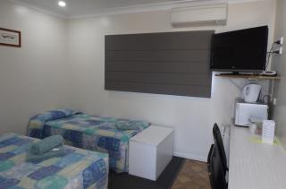 Three Moon Motel - Monto - 4
