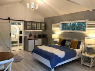 Hamptons In Rye Blue Cottage 3 Mins from Hot Springs! - Rye - 1