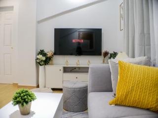 Fully Furnished 2BR Newly Renovated Apartment by the White Beach - 1min walk from door step - 4