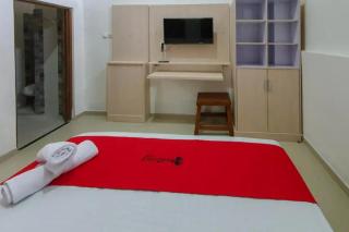 RedDoorz near Stasiun Purwosari - Solo - 6
