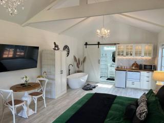 Hamptons In Rye Green Cottage 3 Mins to Hot Springs! - 1