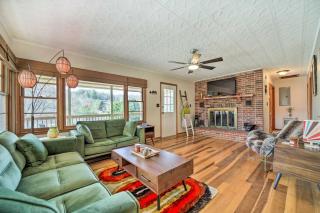 Deck and Fire Pit Riverfront Sylva Getaway! - Sylva - 9