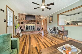 Deck and Fire Pit Riverfront Sylva Getaway! - Sylva - 7