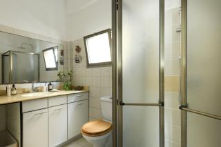 Cozy 2BR Apt w Green Oasis a 3 Min Walk from Beach and Shelter by Sea N' Rent - Tel Aviv - 1