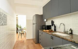 Cozy 2BR Apt w Green Oasis a 3 Min Walk from Beach and Shelter by Sea N' Rent - Tel Aviv - 8