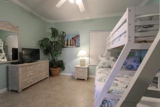 Incredible Great Deals On This Hidden Gem Gulf Front Condo at The Pearl Sleeps 8 - Navarre - 5