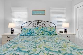 Lovely Courtyard Views Waterscape B428 - 9