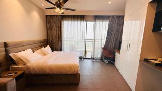 21st Floor SkyStudio Suite with Balcony - New Delhi - 1