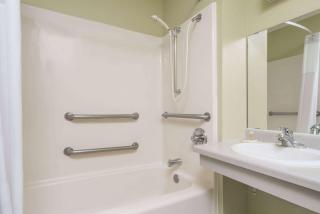 Days Inn by Wyndham West-Eau Claire - Eau Claire - 1