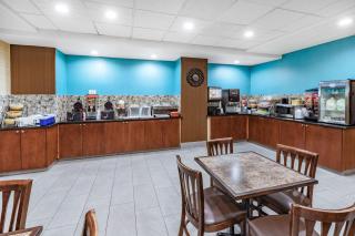 Days Inn & Suites by Wyndham San Antonio near Frost Bank Center - San Antonio - 4