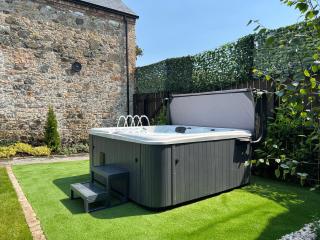 Converted Victorian Coach House with Hot Tub - Stewartstown - 9