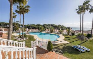 Stunning Apartment In Benalmádena - 1