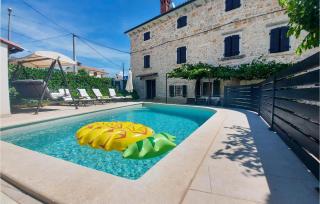 4 Bedroom Amazing Home In Porec - 9