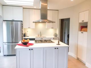 4BR/2BA Family-Friendly City Cottage 1800 Sqft - Vancouver - 0