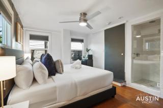 Prime Location w King Accommodations Near Downtown - Austin - 6