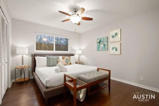 Retro Chic Old Austin Charm with Updated Features - Austin - 9