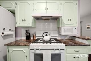 Retro Chic Old Austin Charm with Updated Features - Austin - 5