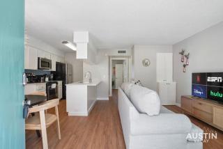 Cook and Gather Around in a Fully Equipped Apartment - Austin - 5