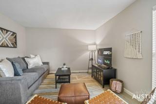 Pet Friendly w Pool Near Mueller Free Parking - Austin - 2