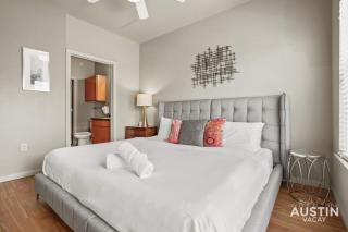 King Beds and Patio Dining in ATX West Campus Gem - Austin - 8