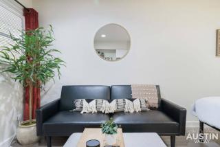 Cozy Newly Renovated King Sofa Bed and Smart TV - Austin - 7