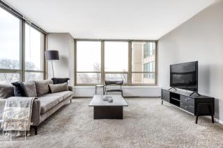 Lakeview 2BR w Deck Pool Gym nr Lincoln Park CHI-717 - Chicago - 0