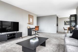 Lakeview 2BR w Deck Pool Gym nr Lincoln Park CHI-717 - Chicago - 8
