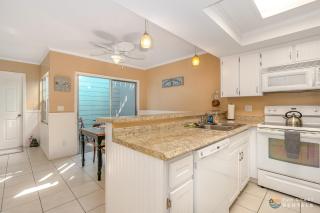 STEPS from Flagler Avenue! Charming Home with Private Garage and Full Kitchen! - New Smyrna Beach - 6