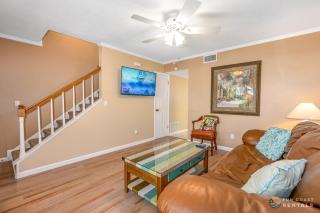 STEPS from Flagler Avenue! Charming Home with Private Garage and Full Kitchen! - New Smyrna Beach - 1