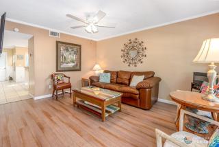 STEPS from Flagler Avenue! Charming Home with Private Garage and Full Kitchen! - New Smyrna Beach - 3