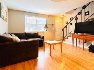 Luxe on Penn Family Friendly, Toddler amenities, baby proof with baby gate, toys, bath toys, cups and plates, Separate Workstation with Desk and Monitor, located in desirable SE Boise next to the Greenbelt and Boise River - Boise - 8