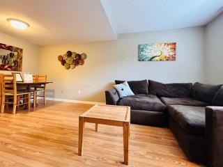 Luxe on Penn Family Friendly, Toddler amenities, baby proof with baby gate, toys, bath toys, cups and plates, Separate Workstation with Desk and Monitor, located in desirable SE Boise next to the Greenbelt and Boise River - Boise - 6