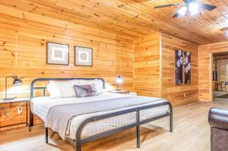 Spacious 7BR Modern Rustic Log Cabin Retreat, Hot Tub, Arcade Room - Gatlinburg - 1