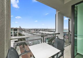 Sophisticated Spacious APT w Stunning Harbour View - 7