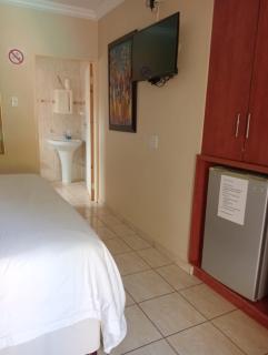 KnB Guesthouse - Rustenburg - 3