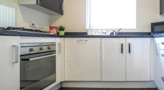 Tudors eSuites 4 Bedroom House Driveway & Garden - Birmingham - 1